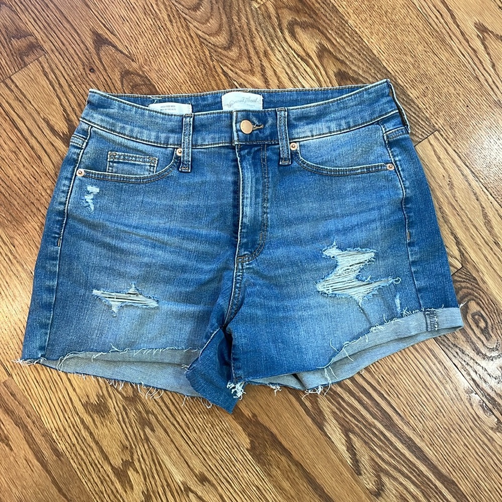 Women’s High Rise Midi Jean Shorts. Size 6/28. Like New Condition. - Picture 2 of 11